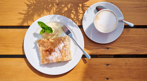 Apfelstrudel mit Vanilleeis (c) Alex Kaiser - Bregenzerwald Tourismus_1600px