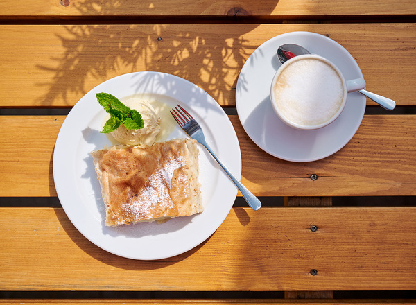 Apfelstrudel mit Vanilleeis (c) Alex Kaiser - Bregenzerwald Tourismus_1600px